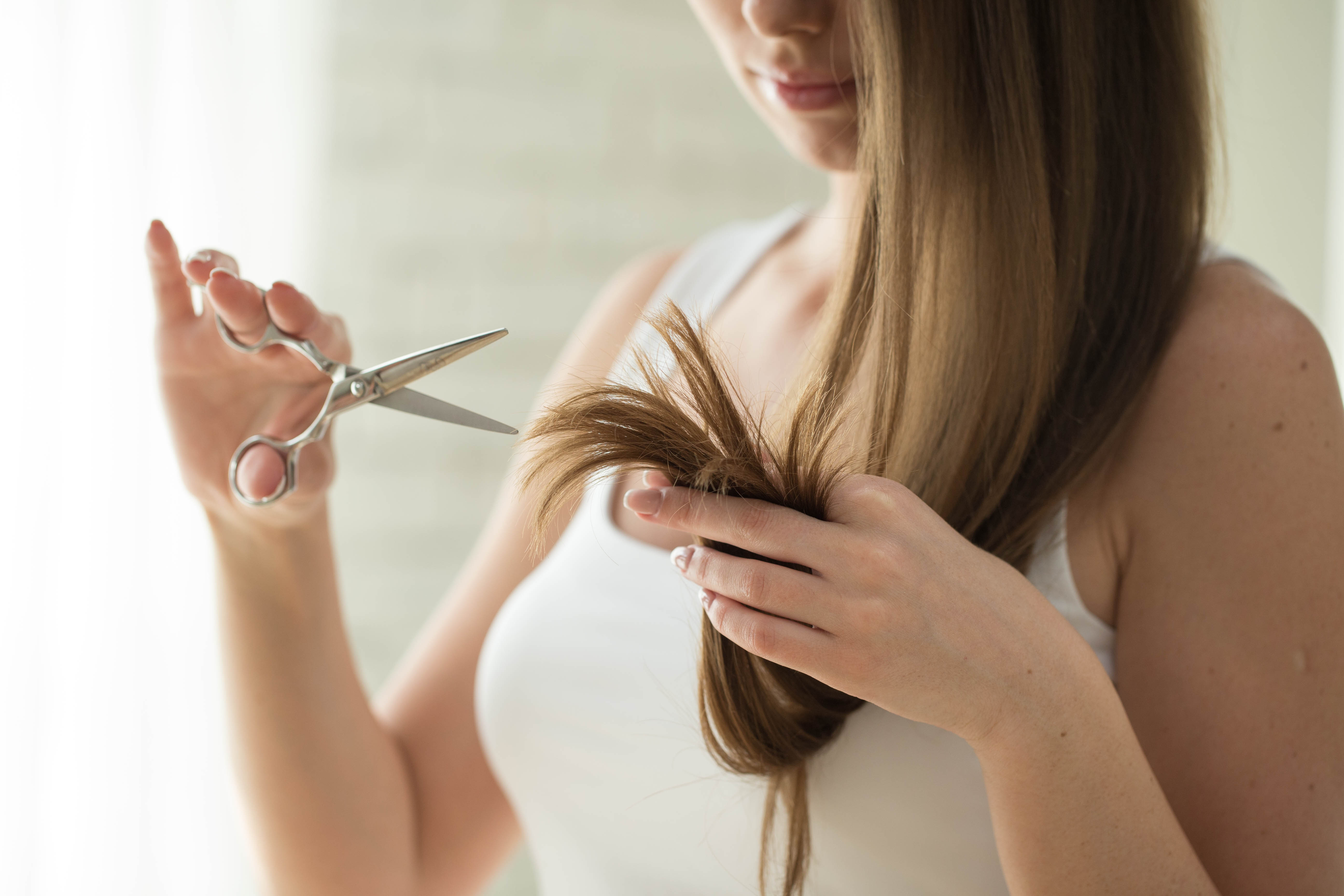 Mejora el cuidado de tu cabello al realizar un corte de puntas según las fases lunares.