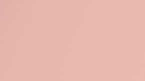 Modelo posa con ropa de diseño y bolso azul sobre fondo de color claro.