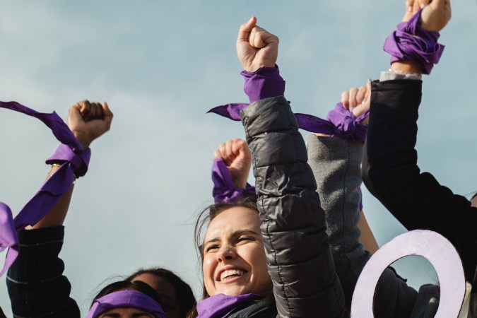 Día Internacional de la Mujer, 8 de marzo: Protesta feminista con mujeres que expresan empoderamiento y liderazgo para lograr los derechos de la mujer.