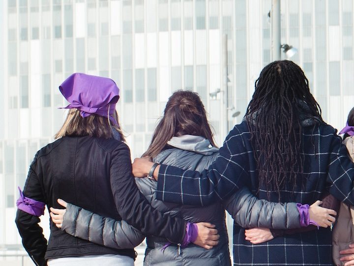 grupo multirracial de mujeres sólo en protesta en el Día Internacional de la Mujer.
