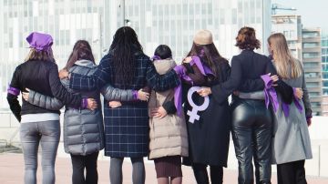grupo multirracial de mujeres sólo en protesta en el Día Internacional de la Mujer.
