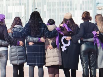 grupo multirracial de mujeres sólo en protesta en el Día Internacional de la Mujer.
