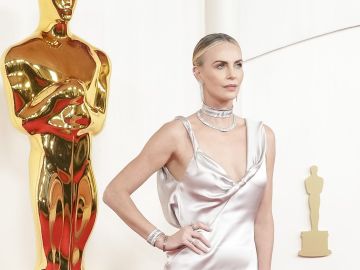 Charlize Theron en la alfombra roja de los Premios Oscar el 10 de marzo de 2024.