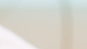 Procedimiento de extensión de pestañas en salón de belleza.