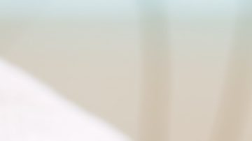 Procedimiento de extensión de pestañas en salón de belleza.