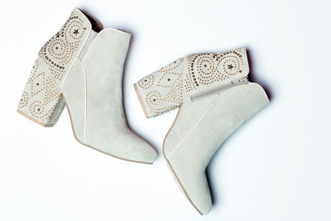 Mantén tus zapatos de gamuza como nuevos al limpiarlos una vez a la semana.