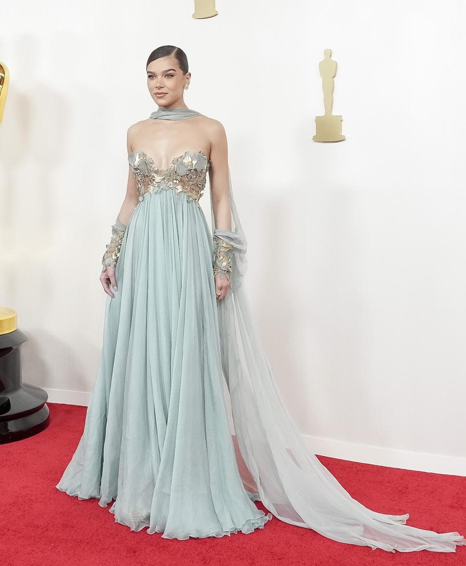 Hailee Steinfeld en la alfombra roja de los Premios Oscar 2024.