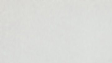 Señora cepillándose la pierna en seco, exfoliando la piel, mimándose en el baño.