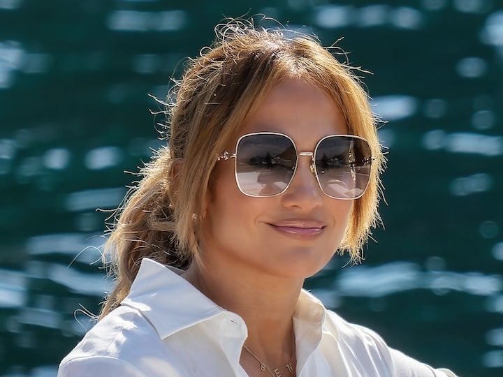 Jennifer posa sentada al lado del agua en Portofino, Italia, el 31 de julio de 2021.