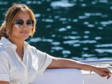 Jennifer posa sentada al lado del agua en Portofino, Italia, el 31 de julio de 2021.