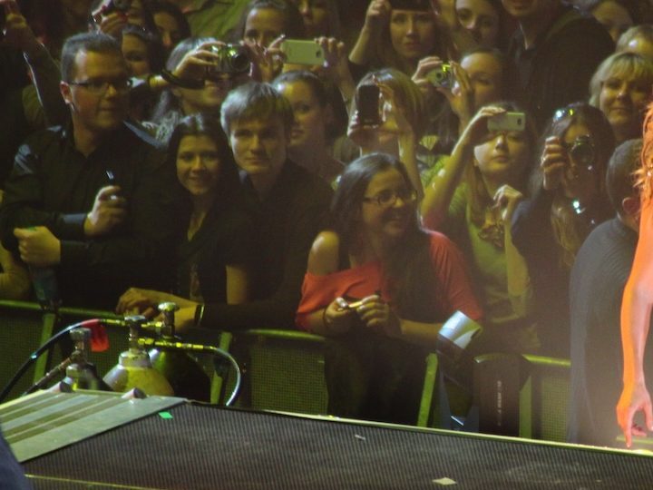 Jennifer Lopez canta sobre el escenario de JLO Dance Again Tour 2012 en Minsk en septiembre de 2012.