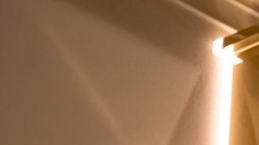 Logotipo de Jimmy Choo y letrero en la fachada de una boutique en Moscú, Rusia.