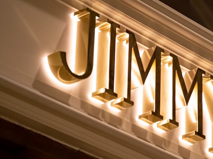 Logotipo de Jimmy Choo y letrero en la fachada de una boutique en Moscú, Rusia.
