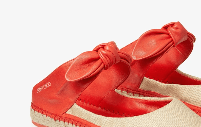 Reka Flat de la colección de playa 2024 de Jimmy Choo.