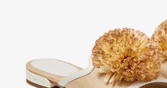 Nako Flat de la colección de playa 2024 de Jimmy Choo.