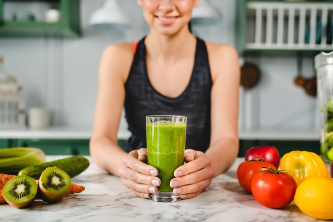 El jugo verde mejora el funcionamiento del metabolismo.