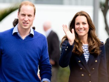 Kate Middleton y el príncipe William saludan durante su visita a Nueva Zelanda en abril de 2014.