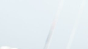 Kate Middleton recibe regalos del público durante su visita a Nueva Zelanda en abril de 2014.