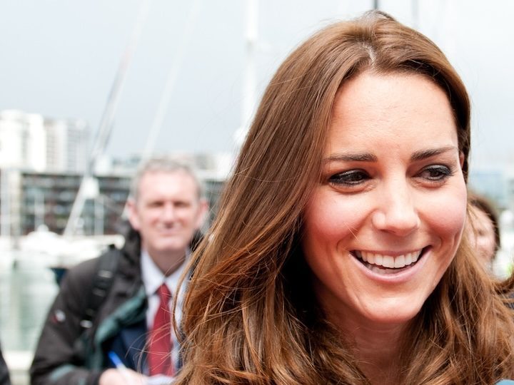 Kate Middleton recibe regalos del público durante su visita a Nueva Zelanda en abril de 2014.