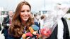 Kate Middleton recibe regalos del público durante su visita a Nueva Zelanda en abril de 2014.