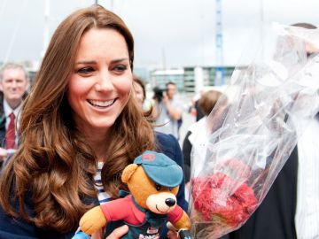 Kate Middleton recibe regalos del público durante su visita a Nueva Zelanda en abril de 2014.