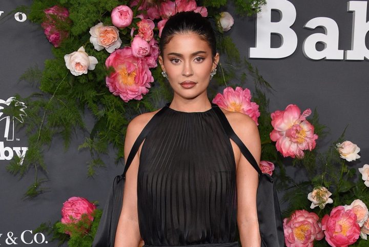 Kylie Jenner presenta su primer perfume inspirado en su infancia.