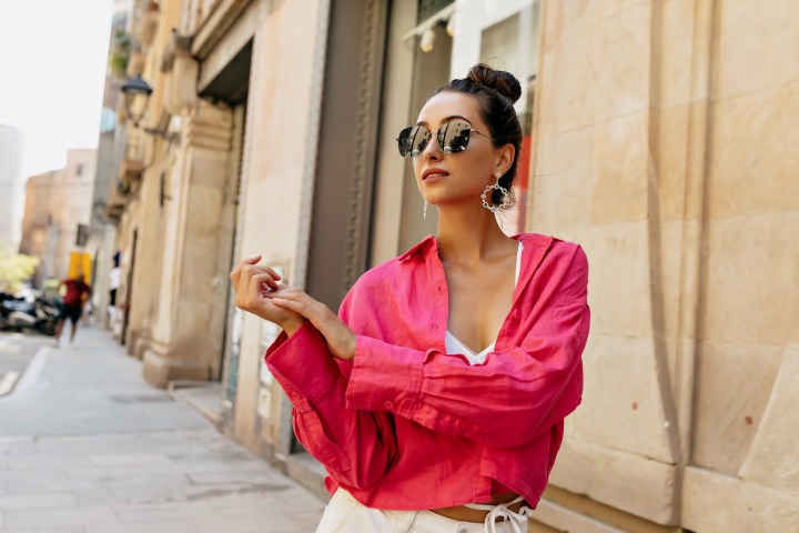 Los lentes de sol no pueden faltar en tus looks primaverales.