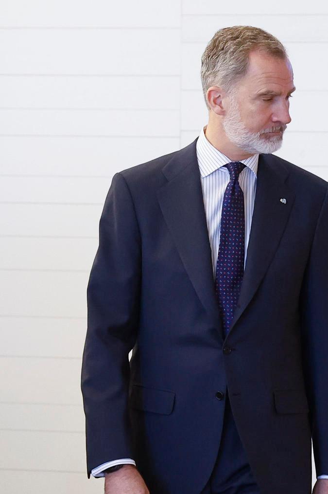 Los Reyes de España coinciden al llevar el azul marino en sus atuendos.