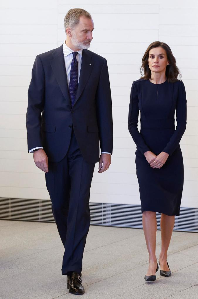 Los Reyes de España coinciden al llevar el azul marino en sus atuendos.