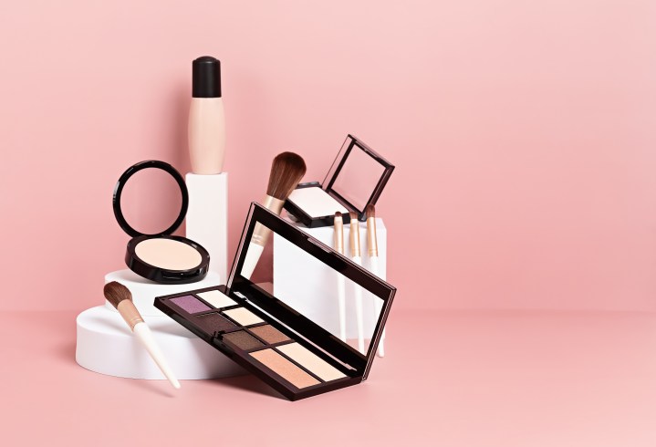 Usa productos de Sheglam para mejorar tu rutina de maquillaje.
