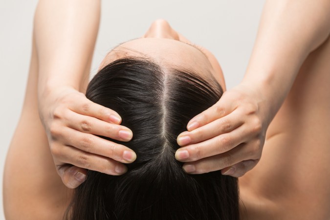 Masajea tu cabello en las noches para promover su crecimiento.