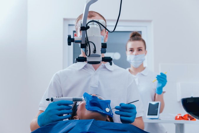 La cirugía maxilofacial puede comprender fines médicos y estéticos.