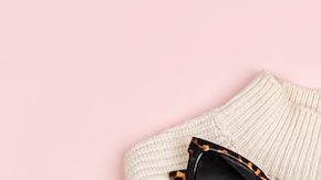 Vista superior de tres conjuntos de ropa. Armario cápsula de mujer.