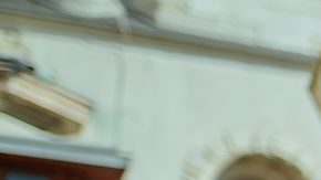 Mujer posa frente a la cámara usando una falda maxi de mezclilla, una de las tendencias de moda de 2024.