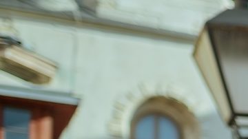 Mujer posa frente a la cámara usando una falda maxi de mezclilla, una de las tendencias de moda de 2024.