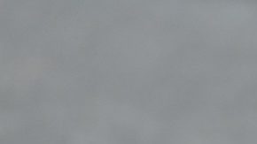 Mujer con un traje de moda y detalle en las sandalias, camina en las calles de Milán, Italia.