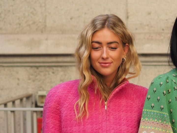 Bloggers de moda posan después del desfile de moda Vivetta durante la semana de la moda de Milán Primavera/Verano 2019/2020.