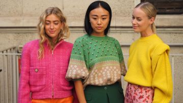 Bloggers de moda posan después del desfile de moda Vivetta durante la semana de la moda de Milán Primavera/Verano 2019/2020.