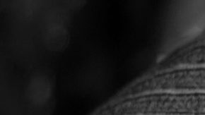 Retrato en blanco y negro de una mujer donde los labios aparecen en color rojo.