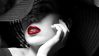 Retrato en blanco y negro de una mujer donde los labios aparecen en color rojo.