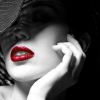 Retrato en blanco y negro de una mujer donde los labios aparecen en color rojo.