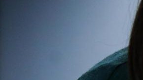 Maquillista prepara a una modelo antes del desfile de Gauchere en Paris Fashion Week FW 2024.