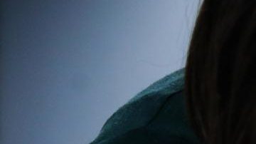 Maquillista prepara a una modelo antes del desfile de Gauchere en Paris Fashion Week FW 2024.