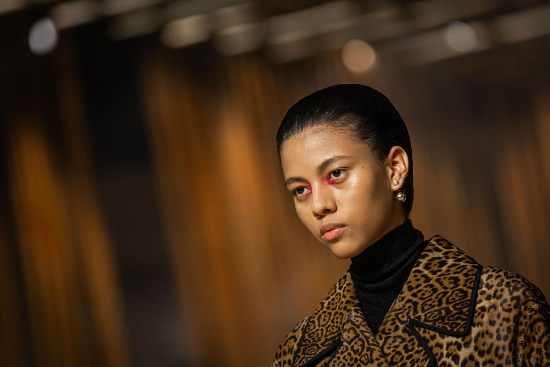 Modelo en la pasarela de Dior en Paris Fashion Week otoño/invierno 2024-2025.