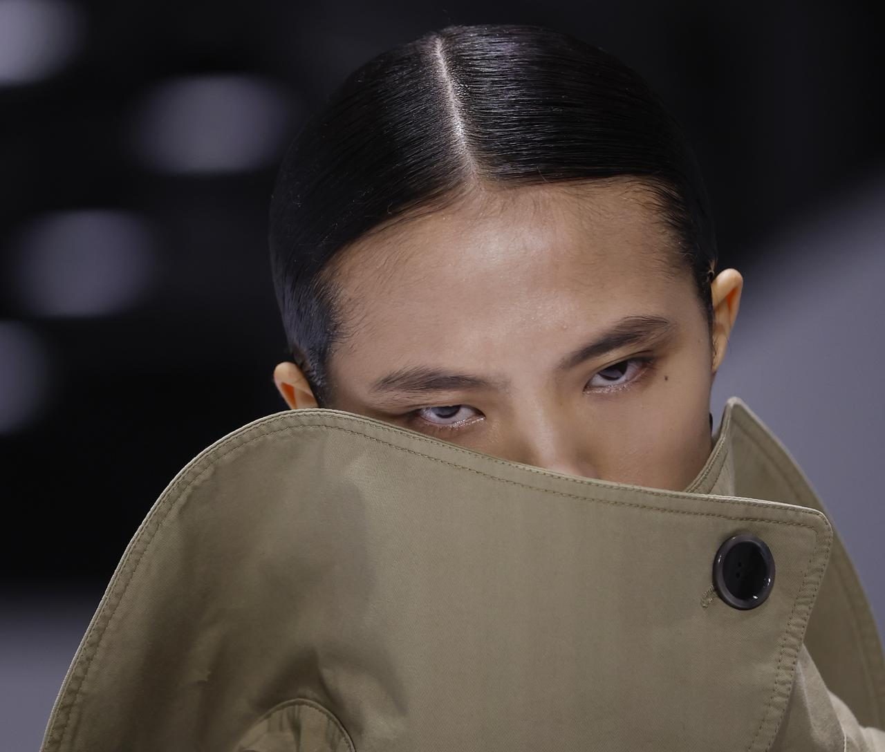 Modelo en la pasarela de Acne Studios en Paris Fashion Week otoño/invierno 2024-2025.