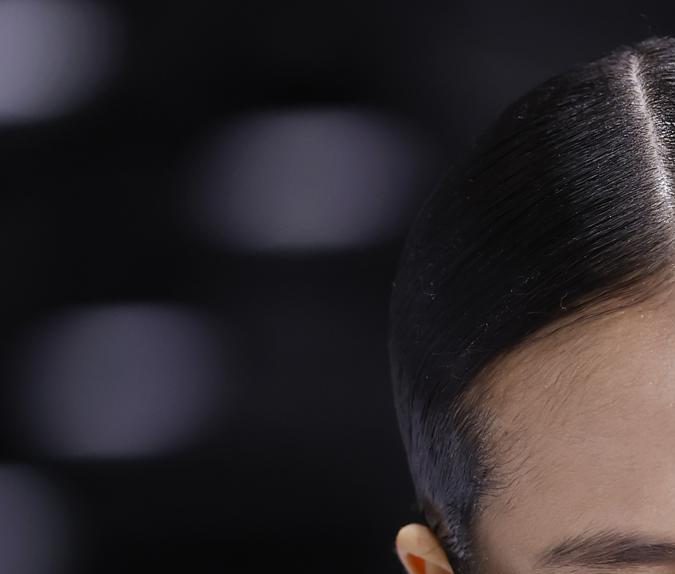 Modelo en la pasarela de Acne Studios en Paris Fashion Week otoño/invierno 2024-2025.