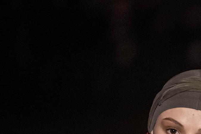 Modelo en la pasarela de Saint Laurent en Paris Fashion Week otoño/invierno 2024-2025.