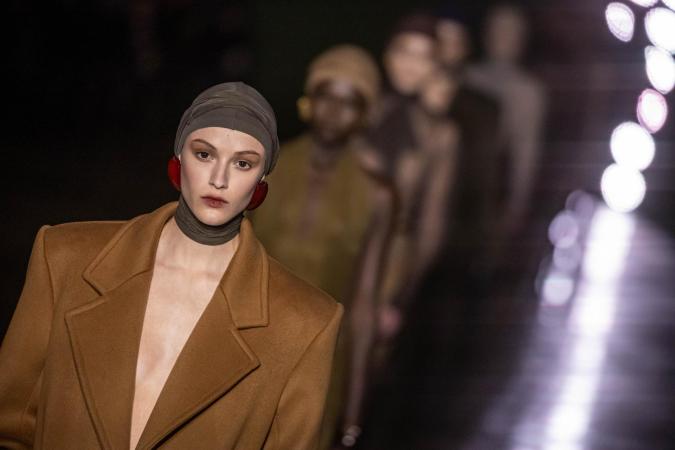 Modelo en la pasarela de Saint Laurent en Paris Fashion Week otoño/invierno 2024-2025.