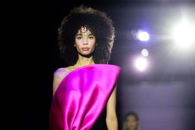 Modelo en la pasarela de Pierre Cardin en Paris Fashion Week otoño/invierno 2024-2025.