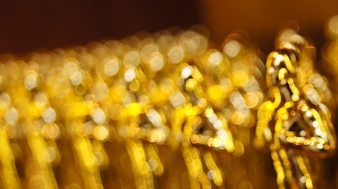 Grupo de réplicas de la estatuilla de los premios Oscar.